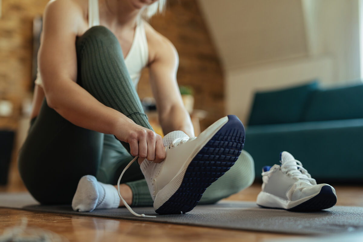 Indossare le scarpe da ginnastica — prevenire i piedi sudati e l’odore delle scarpe.