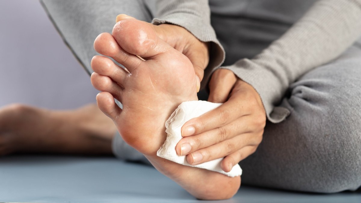 Asciugare la pianta del piede con un panno — mantenere i piedi asciutti contro i piedi sudati